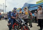 Kapolres-Blitar-Berbagi-Helm-Gratis-Saat-Pantau-Arus-Balik-Lebaran-2025