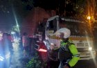 Polisi-Bersama-Warga-Sigap-Evakuasi-Pohon-Tumbang-Timpa-Kontainer-di-Simpang-Empat-RPH-Krian
