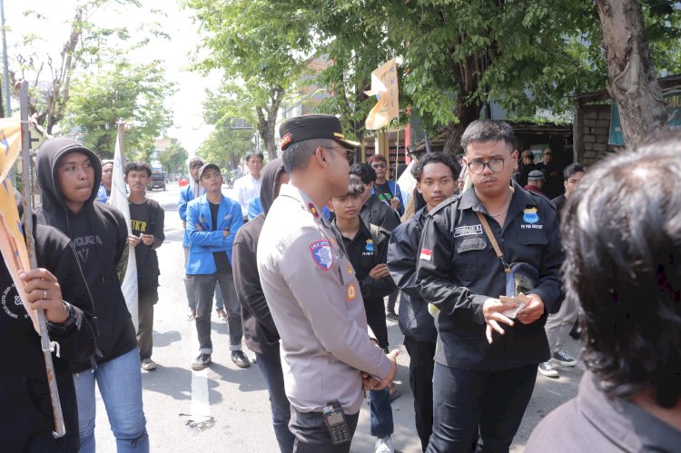 Polres Lamongan Berikan Pelayanan Humanis, Aksi Unjuk Rasa PC PMII di DPRD Kondusif