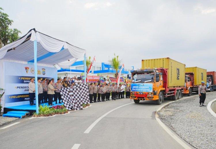 Lepas Bantuan Kemanusiaan 22 Kontainer untuk Korban Bencana Sumatera Kapolri Wujud Kehadiran Negara