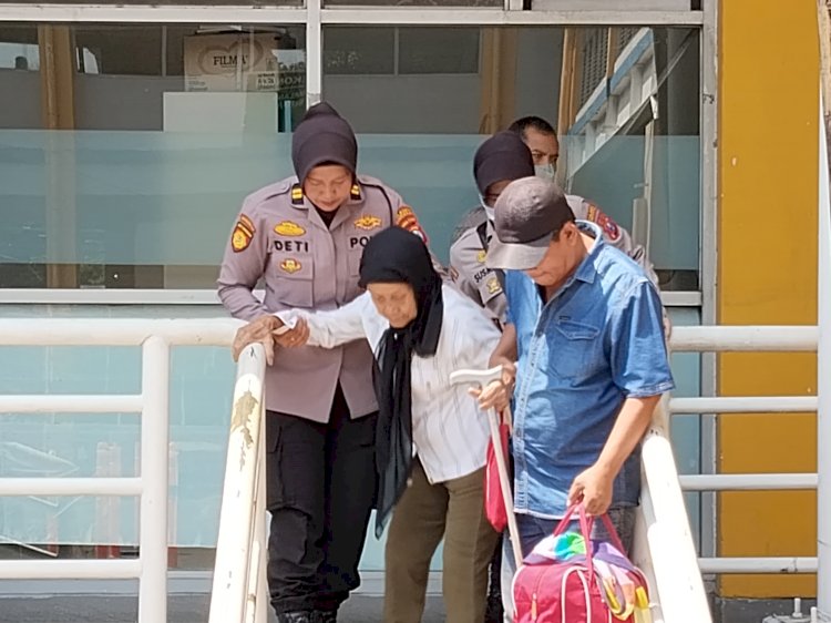 Layanan Humanis Polwan Polresta Sidoarjo Bantu Lansia di Terminal Purabaya Saat Arus Mudik