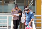 Layanan-Humanis-Polwan-Polresta-Sidoarjo-Bantu-Lansia-di-Terminal-Purabaya-Saat-Arus-Mudik