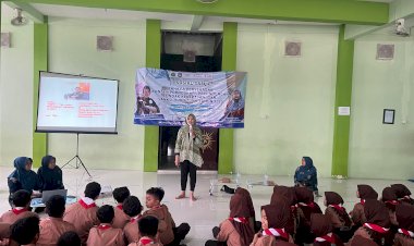Kanit-PPA-Satreskrim-Polresta-Sidoarjo-Edukasi-Bijak-Bermedsos-dan-Bullying-di-SMPN-1-Prambon