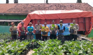 Gotong-Royong-Distribusikan-Bibit-Hortikultura-di-Desa-Lemujut
