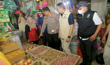 Tim-Satgas-Pangan-Polda-Jatim-Sidak-Pasar-Wonokromo,Temukan-Kecurangan-Volume-Minyak-Goreng