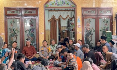 Kapolresta-Sidoarjo-bersama-Forkopimda-Takziah-Ke-Rumah-Duka-Korban-Longsor-Pacet-Cangar