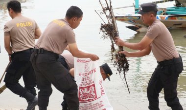 Polri-Peduli-Lingkungan-:-Polres-Pelabuhan-Tanjungperak-Bersihkan-Pesisir-Surabaya-Sambut-Hari-Bhayangkara-ke-79