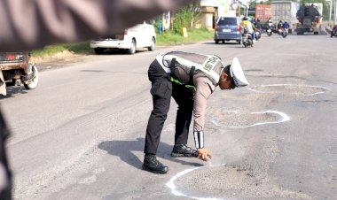 Jelang-Nataru,-Polres-Gresik-Tandai-Jalan-Berlubang-Untuk-Keselamatan-Pengendara
