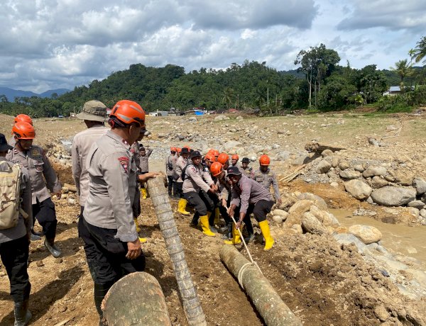 Pemulihan Akses Warga, Brimob Jambi Bangun Jembatan Darurat Antar Desa Kampung Tengah Timur dan Padang Landua