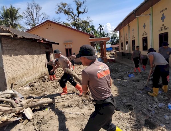 Brimob Hadir Dukung Pemulihan Rumah dan Aktivitas Ibadah Pascabencana Batang Toru