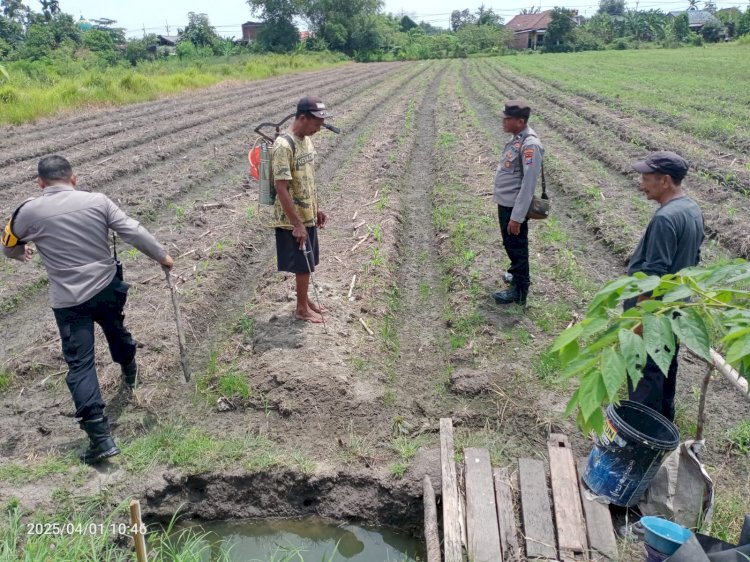 Bhabinkamtibmas Cek Lahan Sayur Warga Desa Singopadu, Dukung Program Ketahanan Pangan