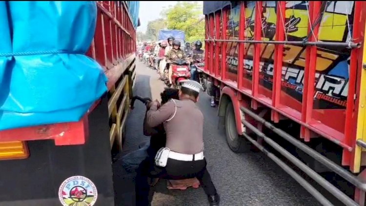 Salut, Pak Polisi ini Bantu Sopir Truk Ganti Ban di Tengah Padatnya Lalin Gresik