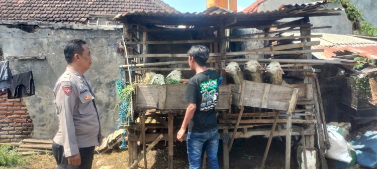 Polisi Penggerak Ketahanan Pangan Imbau Warga Sentul Jaga Kebersihan Kandang Kambing