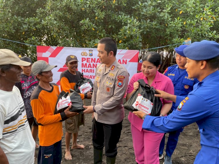 Jelang Hari Bhayangkara, Polres Situbondo Tanam Mangrove dan Bagi Bansos untuk Warga Pesisir