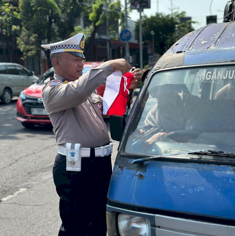 Semarak Jelang Hari Kemerdekaan RI ke -80, Polisi Berbagi Bendera Merah Putih di Nganjuk