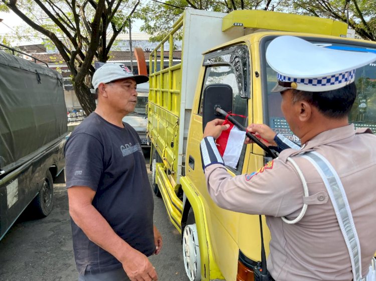 Polres Pacitan Pupuk Jiwa Nasionalisme Jelang HUT ke-80 RI, Berbagi Ratusan Bendera Merah Putih