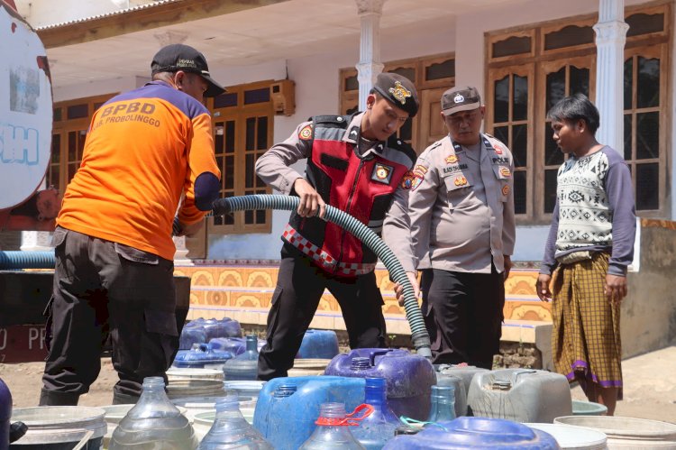 Polsi Peduli : Polres Probolinggo Gandeng BPBD Distribusikan Air Bersih untuk Warga Tiris