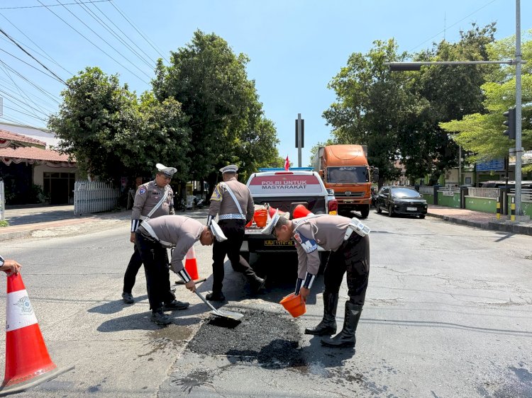 Peduli Keselamatan Masyarakat Polantas Polres Situbondo Tambal Jalan Berlubang Cegah Laka