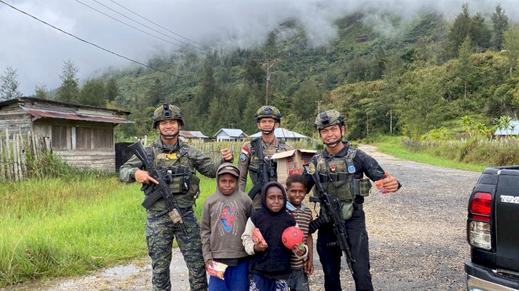 Personel Ops Damai Cartenz Tebar Keceriaan Bersama Anak-Anak di Distrik Bibida, Paniai