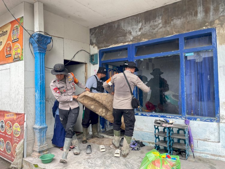 Satbrimob Polda Jawa Timur Perkuat Operasi Kemanusiaan Pasca Erupsi Semeru