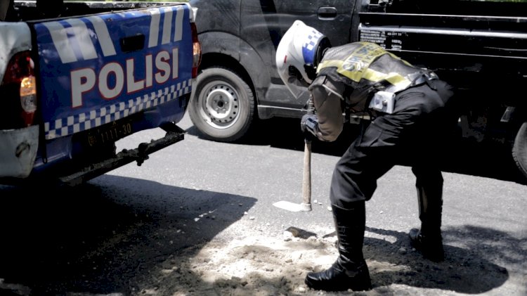 Polantas Polres Gresik Tambal Jalan Berlubang Demi Keselamatan Pengendara