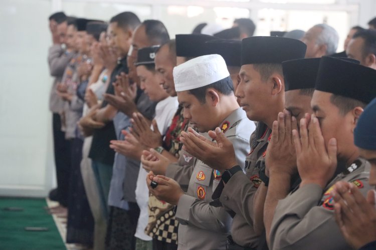 Polres Pasuruan Gelar Salat Ghaib dan Doa Bersama untuk Korban Kecelakaan Lalu Lintas